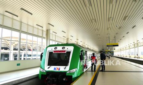 Kereta Api Bandara YIA saat uji coba sarana rangkaian kereta di Stasiun Kereta Api Bandara YIA, Kulonprogo, Yogyakarta, Senin (30/8). Rencananya KA Bandara YIA mulai beroperasi komersil pada September mendatang. Waktu tempuh menuju Bandara YIA dari Stasiun Yogyakarta selama 39 menit. Tarif yang diberlakukan pada awal operasional nanti sebesar Rp 20 ribu untuk sekali perjalanan.