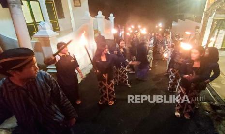 Takbir keliling lingkungan yang dilaksanakan warga Dusun Dampu, Desa Kalongan, Kabupaten Semarang, Jawa Tengah, Jumat (21/4) malam. Dalam kegiatan takbir keliling ini, warga non muslim di dusun ini ikut aktif terlibat dalam rangka merawat nilai- nilai toleransi antar umat beragama.