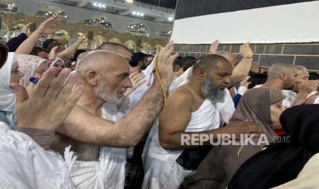 Jamaah Haji mengelilingi Kabah di Masjidil Haram di kota suci Mekah, Arab Saudi, Selasa, 5 Juli 2022. Arab Saudi diperkirakan akan menerima satu juta Muslim untuk menghadiri ibadah haji, yang akan dimulai pada 7 Juli. , setelah dua tahun membatasi jumlahnya karena pandemi virus corona. Mengupas Spiritualitas Haji dalam Tawaf