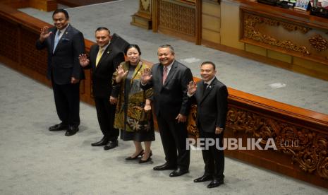 Ketua DPR Puan Maharani (tengah) berfoto bersama Wakil Ketua DPR Rachmat Gobel (kiri), Lodewijk Freidrich Paulus (kedua kiri), Sufmi Dasco Ahmad (kanan) dan Calon Gubernur Bank Indonesia Perry Warjiyo saat Sidang Paripurna DPR ke-19 Masa Persidangan IV Tahun Sidang 2022-2023 di Kompleks Parlemen, Senayan, Jakarta, Selasa (21/3/2023). Sidang Paripurna tersebut menyetujui Perry Warjiyo terpilih kembali menjadi Gubernur Bank Indonesia untuk periode 2023-2028. 