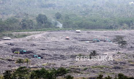 Suasana aktivitas penambangan pasir di aliran Sungai Besuk Kobokan, Pronojiwo, Lumajang, Jawa Timur, Kamis (3/12/2020). Penambangan pasir di aliran sungai Gunung Semeru pada saat erupsi dan musim hujan berpotensi membahayakan pekerja jika terjadi banjir lahar dingin. 