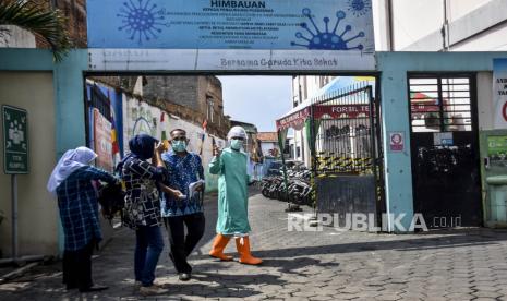 Petugas kesehatan mendampingi sejumlah relawan Uji Klinis Vaksin Covid-19 di Puskesmas Garuda, Jalan Dadali, Kota Bandung, Jumat (14/8). Sedikitnya 100 relawan disuntik vaksin Covid-19 setelah menjalani pemeriksaan kesehatan dan tes usap yang digelar di lima lokasi yakni Balai Kesehatan Unpad, Puskesmas Garuda, Puskesmas Dago, Puskesmas Ciumbuleuit, Puskesmas Sukapakir. Foto: Abdan Syakura/Republika