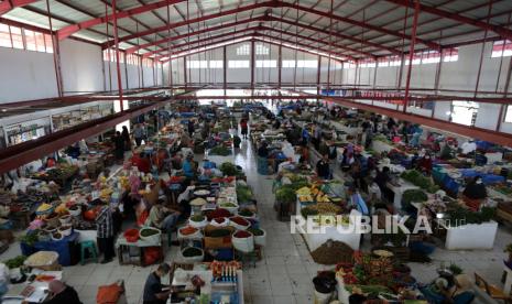 Pangan yang dipajang di pasar tradisional di Banda Aceh, Indonesia, 30 Agustus 2021. Pemerintah bersama Komisi XI Dewan Perwakilan Rakyat (DPR) menyepakati untuk menaikkan batas bawah target pertumbuhan ekonomi Indonesia tahun depan menjadi 5,2 persen.