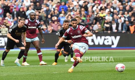  Said Benrahma dari West Ham United mencetak gol dari titik penalti selama pertandingan sepak bola Liga Premier Inggris antara West Ham United dan Arsenal London di London, Inggris, Ahad (16/4/2023).