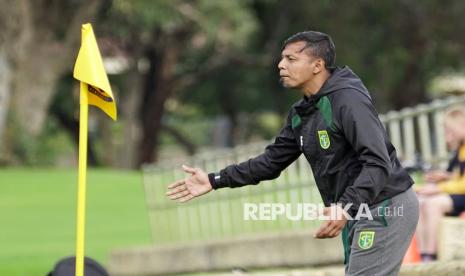 Mantan pemain Timnas Indonesia Bejo Sugiantoro.                             