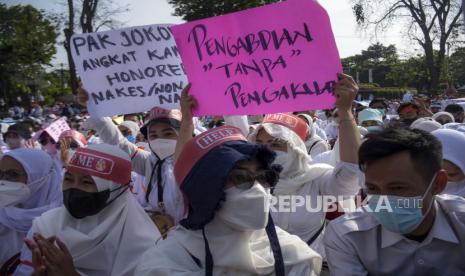 Sejumlah tenaga kesehatan honorer dari berbagai kota/kabupaten di Jawa Barat melakukan aksi di depan Gedung Sate, Jalan Diponegoro, Kota Bandung, Jumat (5/8/2022). Dalam aksi tersebut mereka meminta segera diangkat menjadi Aparatur Sipil Negara (ASN) serta mendesak PP No 49 tahun 2018 tentang Manajemen Pegawai Pemerintah dengan Perjanjian Kerja dihapus. Foto: Republika/Abdan Syakura