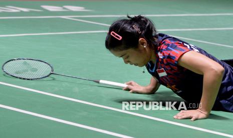 Pebulu tangkis tunggal putri Indonesia Gregoria Mariska Tunjung terjatuh saat berusaha mengembalikan kok ke arah tunggal putri Taiwan Lin Hsiang Ti pada babak 16 besar Daihatsu Indonesia Masters 2025 di Istora Senayan, Jakarta, Kamis (23/1/2025). Gregoria Mariska Tunjung berhasil lolos ke perempat final usai menang rubber gim dengan skor 21-13, 15-21 dan 21-14.