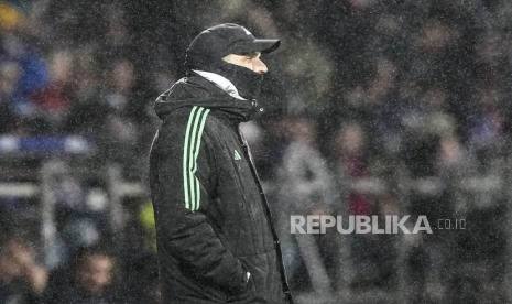 Bayern head coach Thomas Tuchel stands in the rain during the German Bundesliga soccer match between VfL Bochum and FC Bayern Munich in Bochum, Germany, Sunday, Feb. 18, 2024. Bochum defeated Bayern with 3-2. 