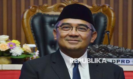 Muhammad Farhan hadir saat Rapat Paripurna Pengumuman Hasil Penetapan Pasangan Calon Wali Kota dan Wakil Wali Kota Bandung Periode Tahun 2025-2030 saat Rapat Paripurna di Gedung DPRD Kota Bandung, Jumat (10/1/2025). Telah ditetapkan Muhammad Farhan dan Erwin terpilih untuk memimpin Kota Bandung periode 2025-2030 setelah unggul pada Pilkada Kota Bandung.