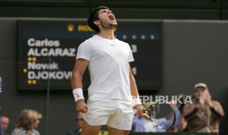 Petenis asal Spanyol Carlos Alcaraz melakukan selebrasi setelah mengalahkan petenis Serbia, Novak Djokovic, di final tunggal putra kejuaraan tenis Wimbledon di London, Inggris, Senin, (17/7/2023).