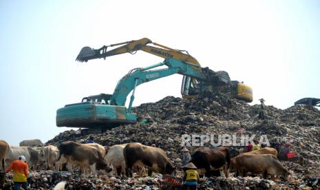 Alat berat meratakan tumpukan sampah pembuangan terakhir di Tempat Pembuangan Akhir (TPA) Piyungan, Bantul, Yogyakarta, Senin (24/7/2023). Pemerintah Daerah (Pemda) Yogyakarta dan Pemkot Yogyakarta menutup operasional TPA Piyungan mulai 23 Juli hingga 5 September karena zona pembuangan sampah penuh dan melebihi kapasitas. Sedangkan tampungan sampah yang baru masih dikerjakan hingga awal Oktober mendatang. Sehingga untuk pengelolaan sampah untuk sementara akan dikembalikan kepada kabupaten/ kota masing-masing.