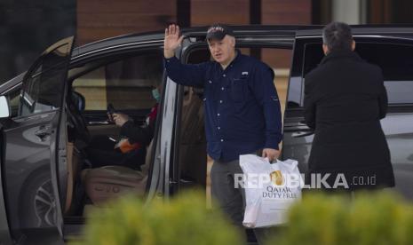 Peter Daszak, anggota tim Organisasi Kesehatan Dunia (WHO) yang bertugas menyelidiki asal mula penyakit COVID-19, meninggalkan Hotel Hilton, di Wuhan, Cina, 10 Februari 2021. Tim pakar internasional dari Organisasi Kesehatan Dunia ( WHO) menyelidiki asal-usul Covid-19 selama beberapa minggu sebelumnya, dan akan meninggalkan China hari ini.