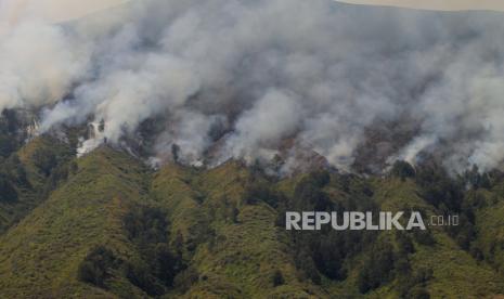 Api membakar hutan dan lahan (karhutla) kawasan Gunung Bromo terlihat di Pos Jemplang, Malang, Jawa Timur, Sabtu (9/9/2023).