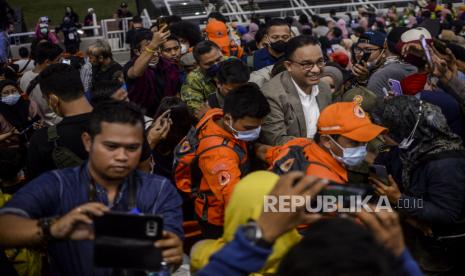 Gubernur DKI Jakarta Anies Baswedan menyapa warga usai memberikan sambutan pada malam puncak perayaan HUT ke-495 DKI Jakarta, di Jakarta International Stadium (JIS), Jakarta, Sabtu (25/6/2022). Malam puncak Jakarta Hajatan yang bertemakan Collaborate, Accelerate, Elevate itu dihelat pagelaran konser yang dimeriahkan oleh sejumlah musisi seperti grup band Ungu, Padi dan Wali serta penyanyi solo Reza Artamevia, Mahalini, Lea Simanjuntak dan Kojek. 