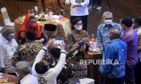 Menteri Keuangan Sri Mulyani menyapa para tamu undangan ketika acara serah terima Barang Milik Negara (BMN) Kementerian PUPR kepada Pemerintah Daerah, Yayasan, dan Perguruan Tinggi serta Alih Status Penggunaan BMN kepada Kementerian/Lembaga di Auditorium Kementerian PUPR, Jakarta, Selasa (29/3/2022). Kegiatan ini merupakan upaya percepatan penyerahan infrastruktur yang telah dibangun oleh Kementerian PUPR yang didanai oleh APBN untuk selanjutnya dapat dimanfaatkan seluas-luasnya untuk pelayanan bagi masyarakat, dimana hal tersebut merupakan bagian dari amanah tata kelola APBN dan Pengelolaan Barang Milik Negara sesuai dengan UU Nomor 1 Tahun 2004 tentang Perbendaharaan Negara. Prayogi/Republika