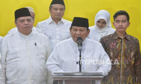 Ketua Umum Partai Golkar Airlangga Hartarto (kiri) bersama Presiden dan Wakil Presiden terpilih 2024-2029 Prabowo Subianto dan Gibran Rakabuming Raka usai menghadiri peringatan Nuzulul Quran dan buka bersama keluarga besar partai Golkar di Kantor DPP Partai Golkar, Jakarta, Jumat (29/3/2024). Didalam kesempatan tersebut Ketua Umum Partai Golkar Airlangga Hartarto juga menegaskan bahwa partainya siap mendukung penuh setiap kebijakan Prabowo Subianto-Gibran Rakabuming Raka di pemerintahan 2024-2029.