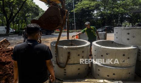 Pekerja saat menyelesaikan pembuatan sumur resapan di kawasan Kebayoran Baru, Jakarta, Selasa (12/10). Dinas Sumber Daya Air (SDA) DKI Jakarta sudah mengerjakan 6.230 titik sumur resapan dari target 22.292 titik pada tahun 2021 yang bertujuan untuk mengurangi titik genangan saat musim hujan. Republika/Putra M. Akbar