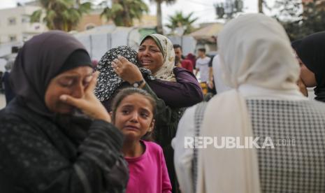 Wanita Palestina berduka di dekat jenazah kerabatnya yang tewas dalam serangan udara Israel, di luar kamar mayat Rumah Sakit Martir Al-Aqsa di Deir al Balah, Jalur Gaza, Senin, 10 Juni 2024.