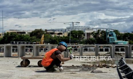 Pekerja menyelesaikan proyek pembangunan sirkuit Formula E di kawasan Taman Impian Jaya Ancol, Jakarta Utara, Ahad (6/3/2022). 