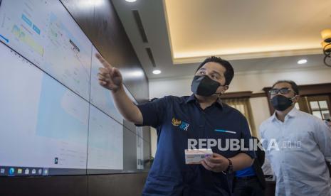 Menteri Badan Usaha Milik Negara (BUMN) Erick Thohir (kiri) didampingi Direktur Utama Bio Farma Honesti Basyir (kanan) meninjau Command Center serta Sistem Manajemen Distribusi Vaksin (SMDV) di Bio Farma, Bandung, Jawa Barat, Kamis (7/1). Kunjungan tersebut dalam rangka memantau dan memastikan proses pengiriman vaksin Covid-19 ke seluruh Indonesia terpantau secara baik dan langsung.