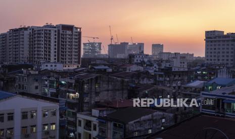 Skylines of Mingalar Taung Nyunt Township terlihat saat senja di Yangon, Myanmar, Senin, 1 Februari 2021, setelah militer melakukan kudeta dan menahan politisi senior termasuk peraih Nobel dan pemimpin de facto Aung San Suu Kyi.