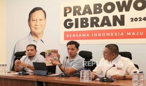 Wakil Ketua TKN, Habiburokhman menunjukkan koran Achtung yang menyudutkan Prabowo. TKN Prabowo-Gibran melaporkan koran Achtung ke Bareskrim Polri dan 20 Polda.