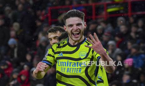 Pemain Arsenal Declan Rice melakukan selebrasi seusai mencetak gol ke gawang Sheffield United saat pertandingan sepak bola Liga Premier Inggris di stadion Bramall Lane, Sheffield, Selasa (5/3/2024). Arsenal menang telak atas Sheffield dengan skor 6-0. Gol-gol Arsenal tercipta lewat Martin Odegard di menit ke-5, gol bunuh diri Jayden Bogle menit ke-13, Gabriel Martinelli menit 15, Kai Havertz menit 25, Declan Rice menit 39 dan Ben White di menit ke-58. Berkat kemenangan ini, Arsenal berada di posisi ketiga klasemen dengan raihan 61 poin dari 27 pertandingan.