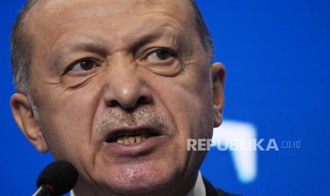 Erdogan: Media Sosial Ancaman Bagi Demokrasi. Presiden Turki Recep Tayyip Erdogan berbicara selama konferensi media pada KTT G20 di Roma, Minggu, 31 Oktober 2021.