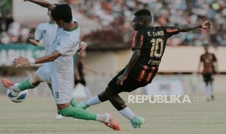 Pesepakbola Papua Jefron Sitawa berusaha melaukan umpan datar saat bertanding melawan Sumatera Utara pada babak enam besar sepak bola putra PON Papua di Stadion Mandala, Kota Jayapura, Papua, Ahad (10/10). Papua berhasil melaju ke babak semifinal setelah berhasil mengalahkan Sumatera Utara dengan skor 2-0. Republika/Thoudy Badai