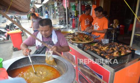 Pedagang membungkus makanan khas tradisional gulai kari bebek dan ayam di pasar Lambaro, Aceh Besar, Aceh, Rabu (29/4). Ekonom Institute for Development of Economics and Finance (Indef) Aviliani menilai sektor pertama yang akan atau tetap tumbuh di masa normal baru yakni sektor yang terkait kebutuhan primer.