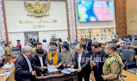 Baleg DPR menyepakati draf revisi UU Desa untuk dibawa ke rapat paripurna untuk disetujui menjadi RUU usul inisiatif DPR, di Ruang Rapat Baleg, Kompleks Parlemen, Jakarta, Senin (3/7/2023).