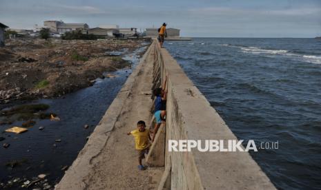 Warga beraktivitas di kawasan pesisir Muara Baru, Jakarta Utara, Jumat (3/1/2024).