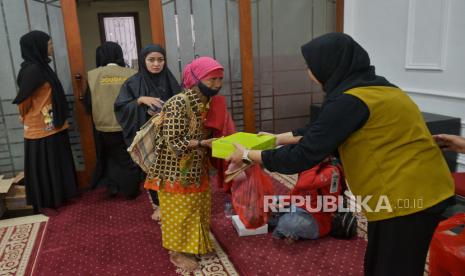 Petugas membagikan nasi boks kepada warga saat berbuka puasa di Masjid Agung Sunda Kelapa, Jakarta, Selasa (12/3/2024). Masjid Agung Sunda Kelapa pada hari pertama puasa Ramadhan 1445 Hijriah,  menyediakan sebanyak 700 nasi boks bagi masyarakat umum untuk berbuka puasa.