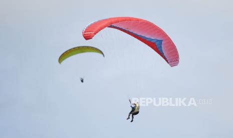 Ilustrasi. Lomba paralayang pada PON XX Papua.