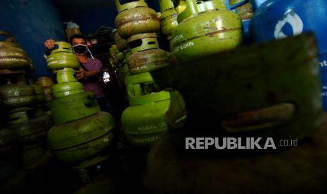 Seorang pekerja menata tabung gas Elpiji bersubsidi seberat tiga kilogram. Pemerintah secara resmi sudah menaikkan harga gas Elpiji 12 kg dan 5,5 kg.