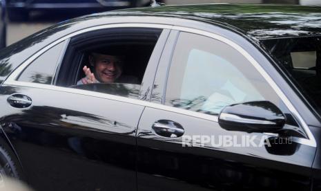 Gubernur Jawa Tengah Ganjar Pranowo melambaikan tangan usai mengikuti Rakernas PDI Perjuangan di Istana Batu Tulis, Kota Bogor, Jawa Barat, Jumat (21/4/2023). Ganjar Pranowo resmi diusung sebagai Calon Presiden dari PDI Perjuangan pada Pilpres 2024.