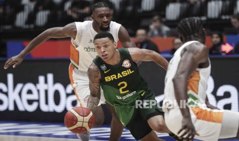 Pebasket  Brasil Yugo Santos (tengah) berusaha melewati barisan pertahanan Pantai Gading dalam laga terakhir grup G FIBA World Cup 2023 di Indonesia Arena, Gelora Bung Karno, Jakarta, Rabu (30/8/2023).