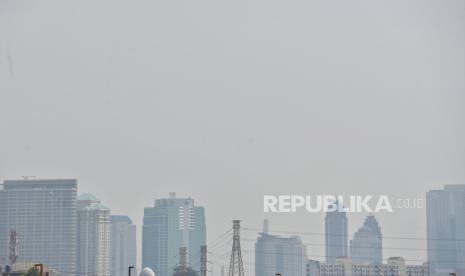 Lanskap gedung-gedung di Jakarta, Selasa (20/12/2022). Berdasarkan data dari IQAir, indeks kualitas udara Jakarta berada dikategori sedang dengan konsentrasi polusi udara di angka PM2.5. Dampak radikal bebas dari paparan polusi bisa dilawan dengan antioksidan. 