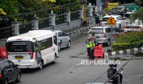 Polisi memantau kendaraan yang masuk kawasan Malioboro, Yogyakarta.