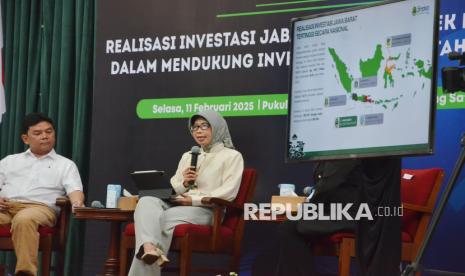 Kepala DPMPTSP Jabar Nining Yuliastiani menyampaikan pemaparan saat acara Bewara Jawa Barat (Beja) Vol 15, di Gedung Sate, Kota Bandung (11/2/2025). Beja kali ini bertajuk Realisasi Investasi Jabar 2024 dan Prospek Ekonomi Dalam Mendukung Investasi Jabar di Tahun 2025.