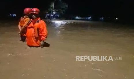 Sejumlah petugas BPBD Kabupaten Kuningan mencoba untuk menjangkau Desa Benda, Kecamatan Luragung, yang terendam banjir