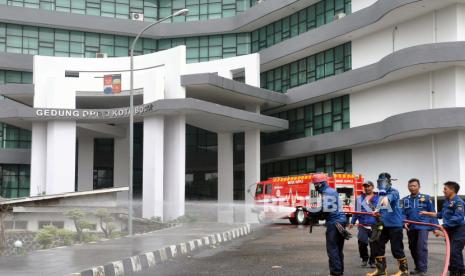 Sejumlah anggota Damkar Kota Bogor menyemprot cairan disinfektan di halaman Gedung DPRD Kota Bogor