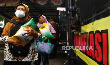 Warga membawa bahan kebutuhan pokok bersubsidi yang dibeli saat digelar Warung Tekan Inflasi (Wartek) di Kota Madiun, Jawa Timur, Kamis (14/3/2024). Pemerintah Kota Madiun bersama Bulog menjual paket kebutuhan pokok bersubsidi terdiri lima kilogram beras program Stabilisasi Harga dan Pasokan Pangan (SPHP), satu kilogram telur ayam, dan satu liter minyak goreng seharga Rp92.500 per paket guna meringankan beban warga untuk memenuhi kebutuhan pokok selama Ramadhan. 