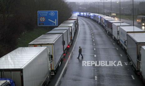  Lorries diparkir di M20 dekat Folkestone, Kent, Inggris sebagai bagian dari Operation Stack setelah Port of Dover ditutup dan akses ke terminal Eurotunnel ditangguhkan menyusul pengumuman pemerintah Prancis, Senin, 21 Desember 2020. Prancis melarang semua perjalanan dari Inggris selama 48 jam dari Minggu tengah malam, termasuk truk yang membawa barang melalui terowongan di bawah Selat Inggris atau dari pelabuhan Dover di pantai selatan Inggris.