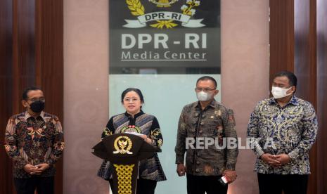 Ketua DPR Puan Maharani memberikan keterangan pers terkait Surpres Presiden Joko Widodo di Media Center DPR, Kompleks Parlemen, Senayan, Jakarta, Rabu (3/11). DPR telah menerima Surat Presiden (Surpres) mengenai pencalonan KSAD Jenderal Andika Perkasa sebagai calon tunggal Panglima TNI mengantikan Marsekal Hadi Tjahjanto yang akan memasuki masa pensiun.Prayogi/Republika.