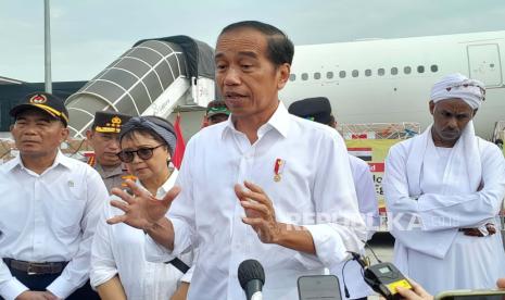 Presiden Jokowi saat melepas bantuan kemanusiaan untuk Palestina dan Sudan di Pangkalan TNI AU Halim Perdanakusuma, Jakarta Timur, Rabu (3/4/2024).