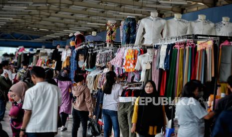 Pengujung memadati area skybridge Pasar Tanah Abang, Jakarta Pusat, Sabtu (3/4). 