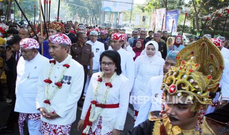 Pj Gubernur Jawa Barat (Jabar) Bey Machmudin bersama Forum Koordinasi Pimpinan Daerah (Forkopimda) dengan prosesi budaya berjalan menuju Gedung DPRD Jabar untuk mengikuti Rapat Paripurna usai upacara Hari Jadi ke-79 Provinsi Jawa Barat, di kawasan Gasibu, Kota Bandung, Senin (19/8/2024). Peringatan Hari Jadi Provinsi Jabar yang bertajuk Jabar Menyala Indonesia Maju ini diikuti oleh kepala daerah dari 27 kabupaten/kota di Jabar, pegawai dan pelajar, serta atraksi penampilan berbagai seni budaya Jabar.