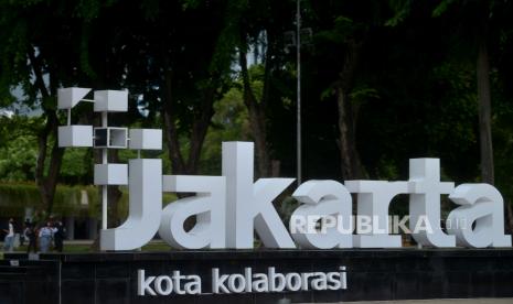 Warga melitas di dekat instlasi logo PlusJakarta dengan slogan Kota Kolaborasi di Taman Lapangan Banteng, Jakarta, Senin (12/12/2022). Pemprov DKI Jakarta akan menyandingkan logo Plus Jakarta (+Jakarta) dengan slogan baru yakni Sukses Jakarta untuk Indonesia. Adapun dibuatnya slogan baru bertujuan untuk mendukung pemindahan Ibu Kota dari Jakarta ke Nusantara di Kalimantan Timur. Republika/Prayogi.