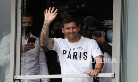 Lionel Messi melambai setelah tiba di bandara Le Bourget, utara Paris, Selasa, 10 Agustus 2021. Lionel Messi menyelesaikan kesepakatan kontraknya di Paris Saint-Germain dan terbang ke Prancis pada Selasa untuk menyelesaikan kepindahan yang mengonfirmasi akhir dari asosiasi karir-panjang dengan Barcelona.